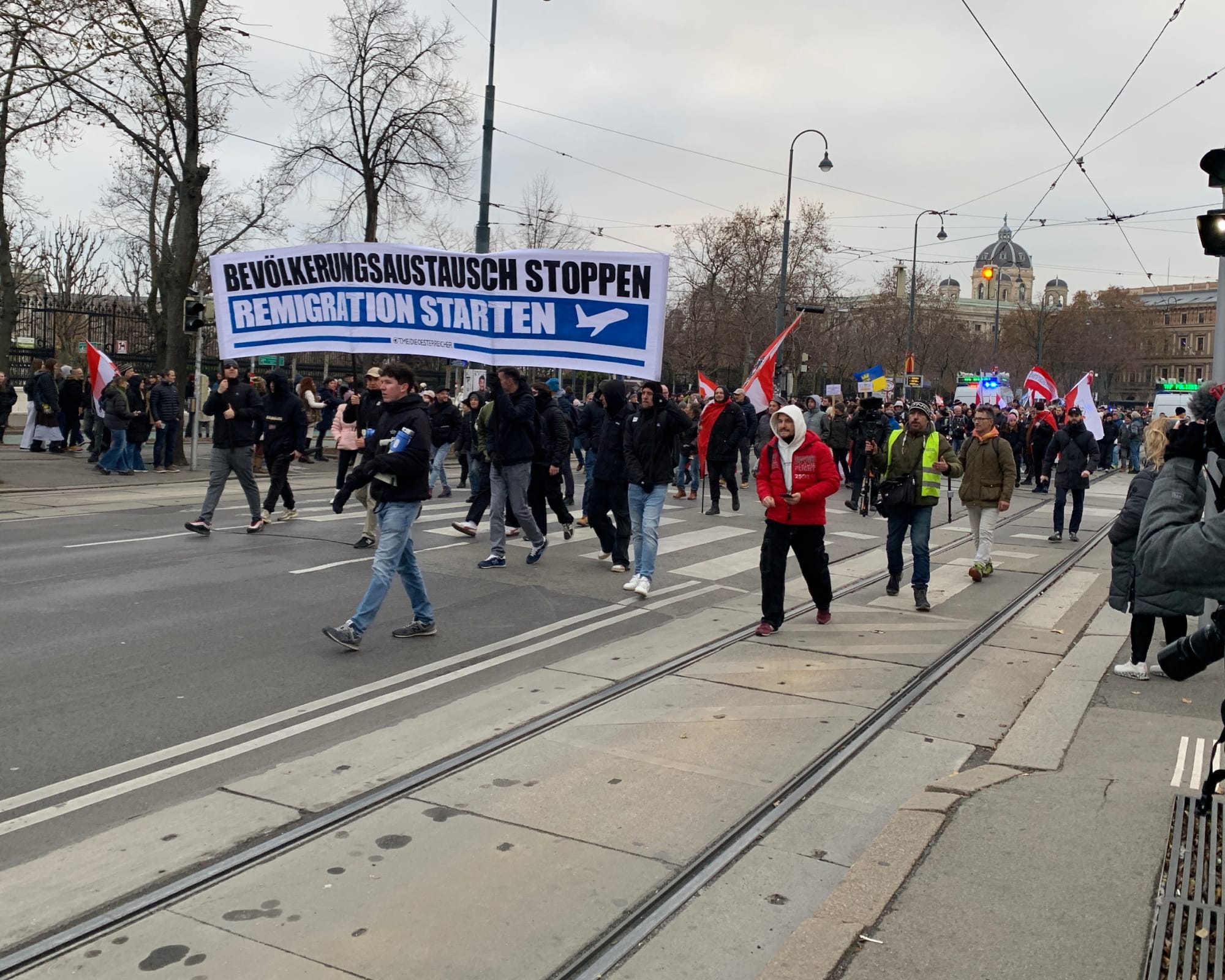 Rechtsextreme auf der Straße: Aber wo ist das Wort Rechtsextremismus?